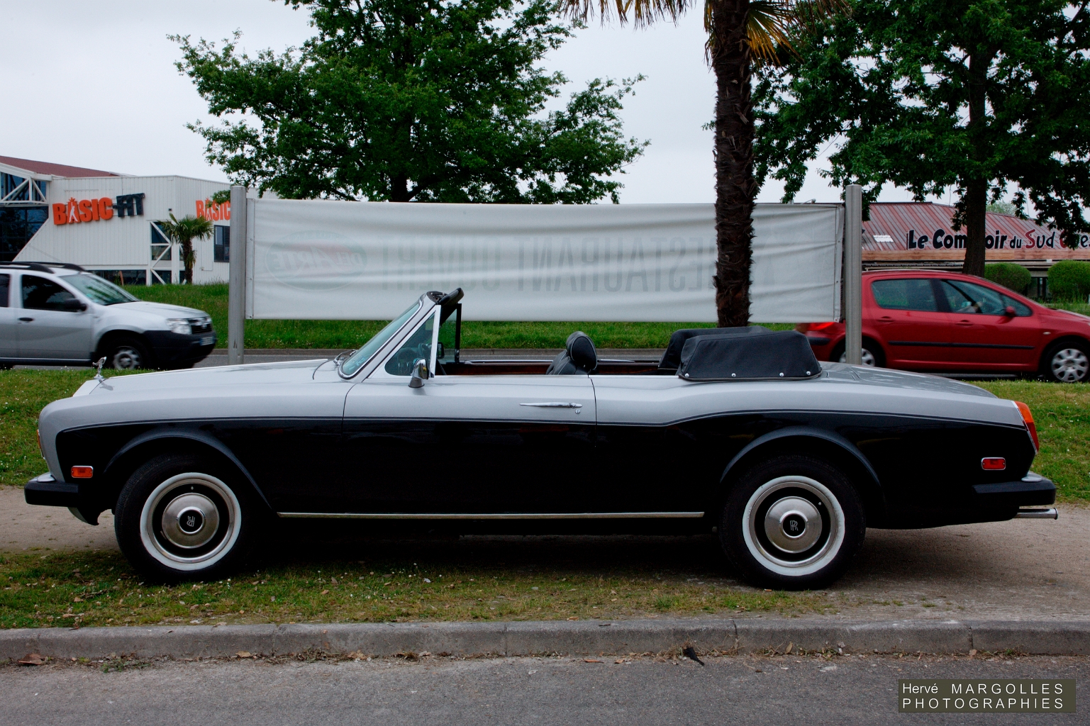 Rolls Royce Corniche-01.jpg